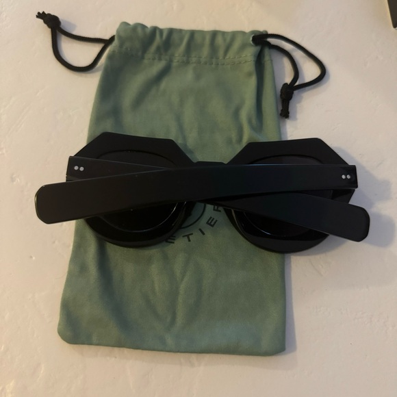 VINTAGE FRENCH BLACK FRAME SUNGLASSES - Picture 9 of 10